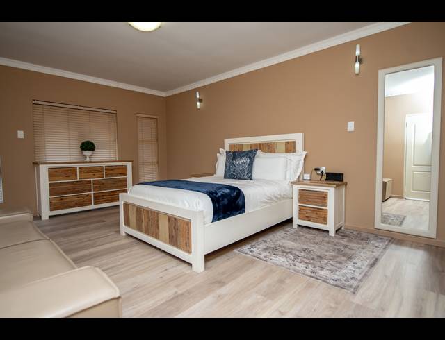 4.5 BEDROOM FREESTANDING FOR SALE IN CRYSTAL PARK